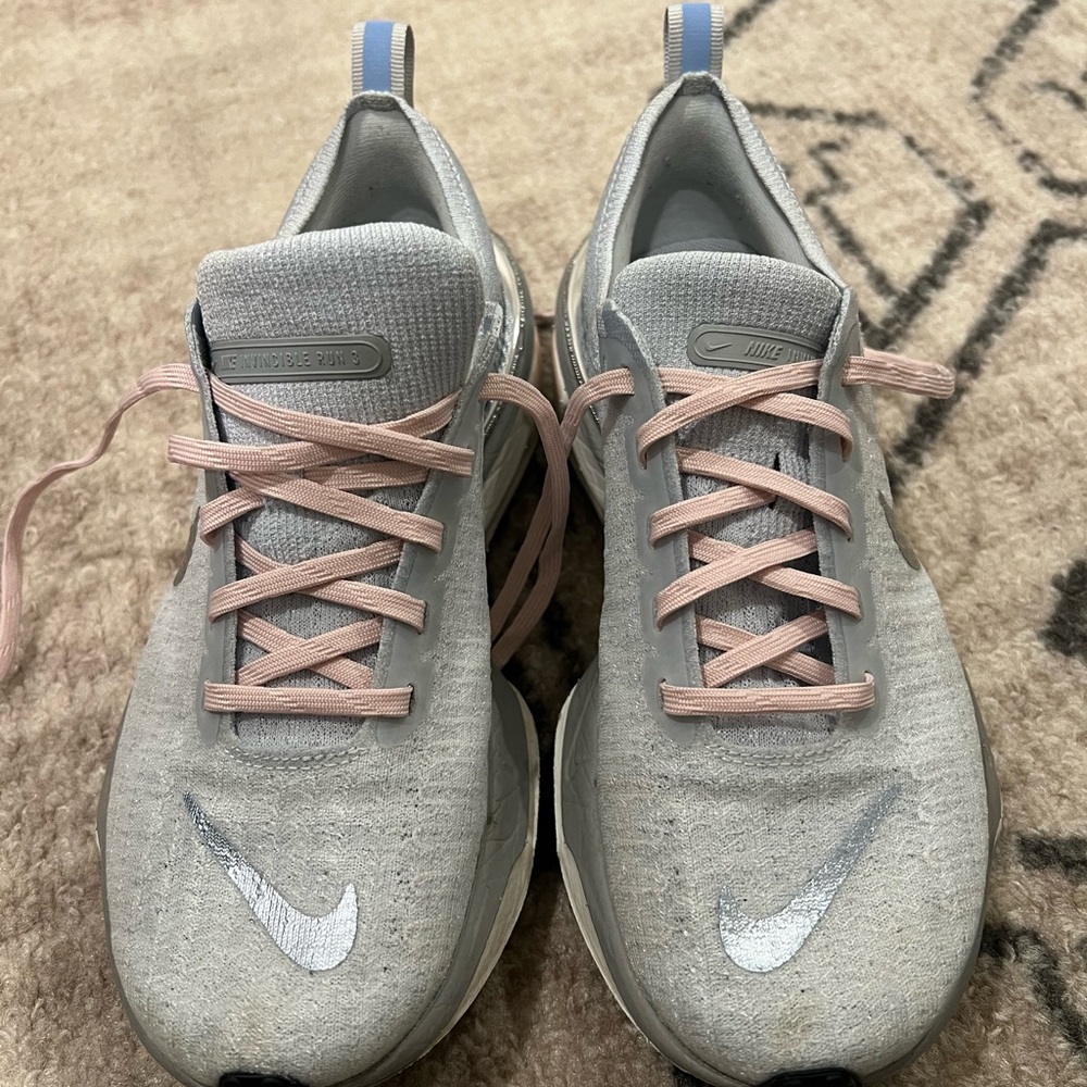 Nike Invincible Run 3 Light blue running shoes with Pink Accents.